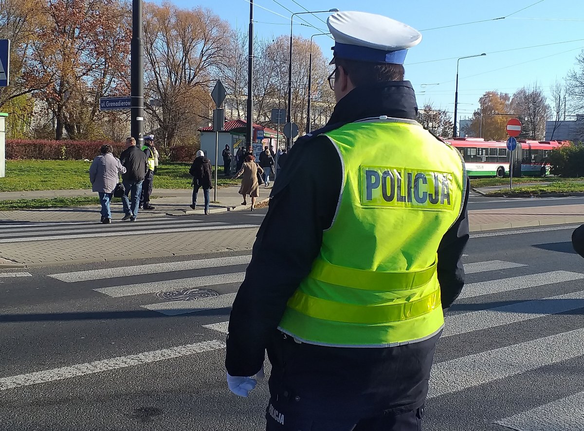 policjant kontroluje przejście dla pieszych