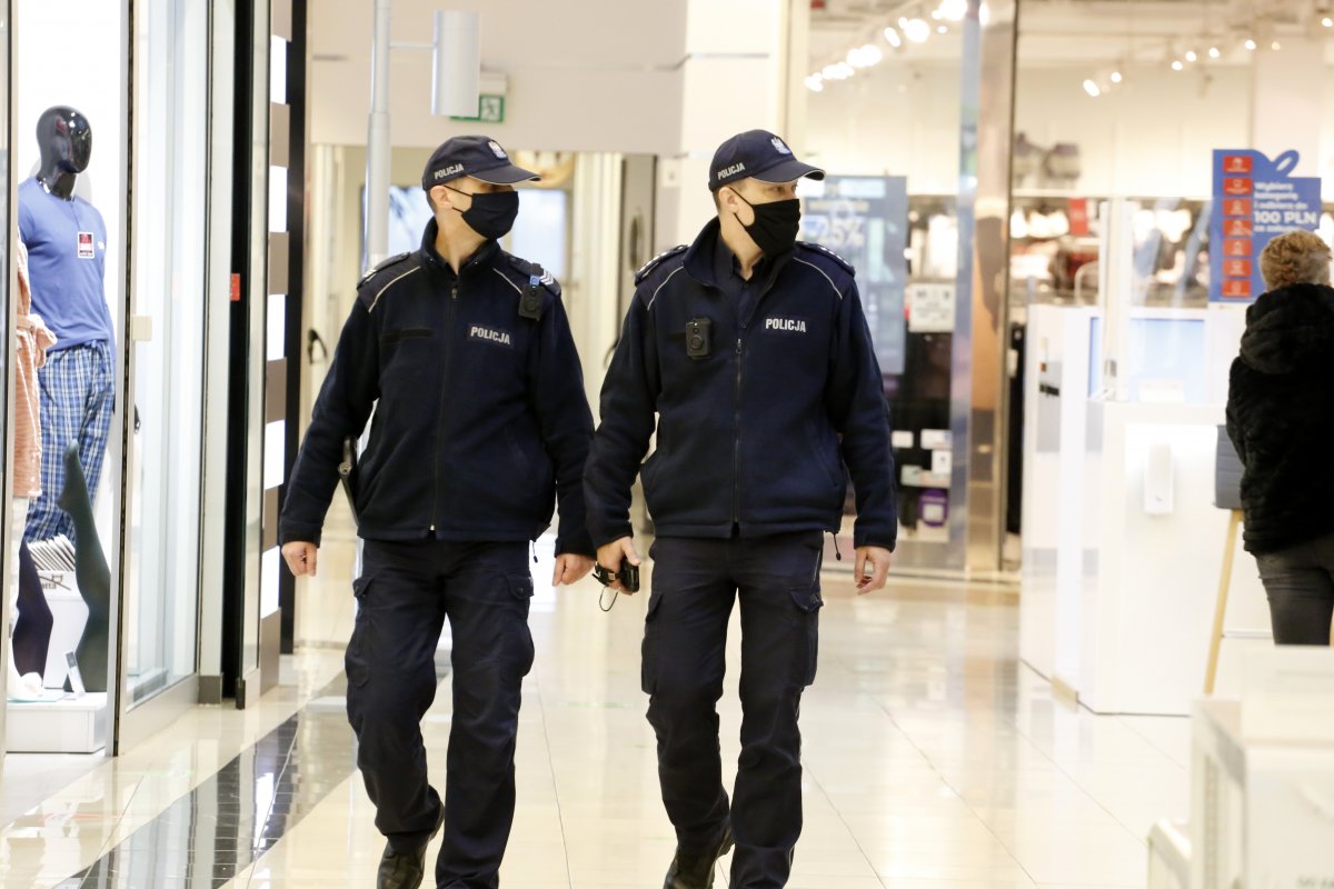 Policjanci idą w jednym z centrum handlowym w Lublinie i prowadzą kontrole.