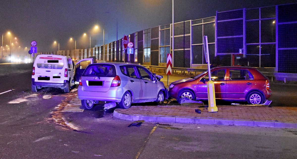 Rozbite dwa samochody i uszkodzony trzeci po wypadku na ulicy Piaseckiej z lubelską Aleją Tysiąclecia.