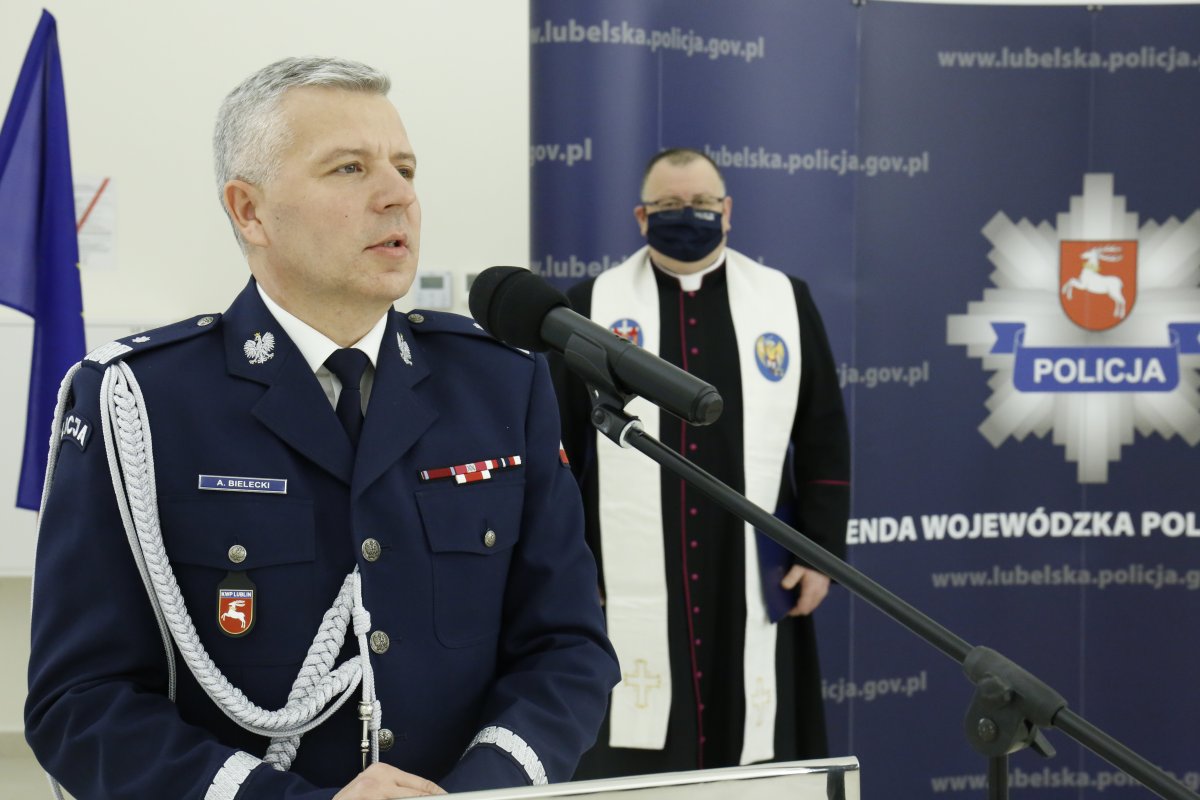 nadinsp. Artur Bielecki zwraca się do nowych funkcjonariuszy. W drugim planie widać kapelana lubelskiej policji księdza Bogdana Zagórskiego.