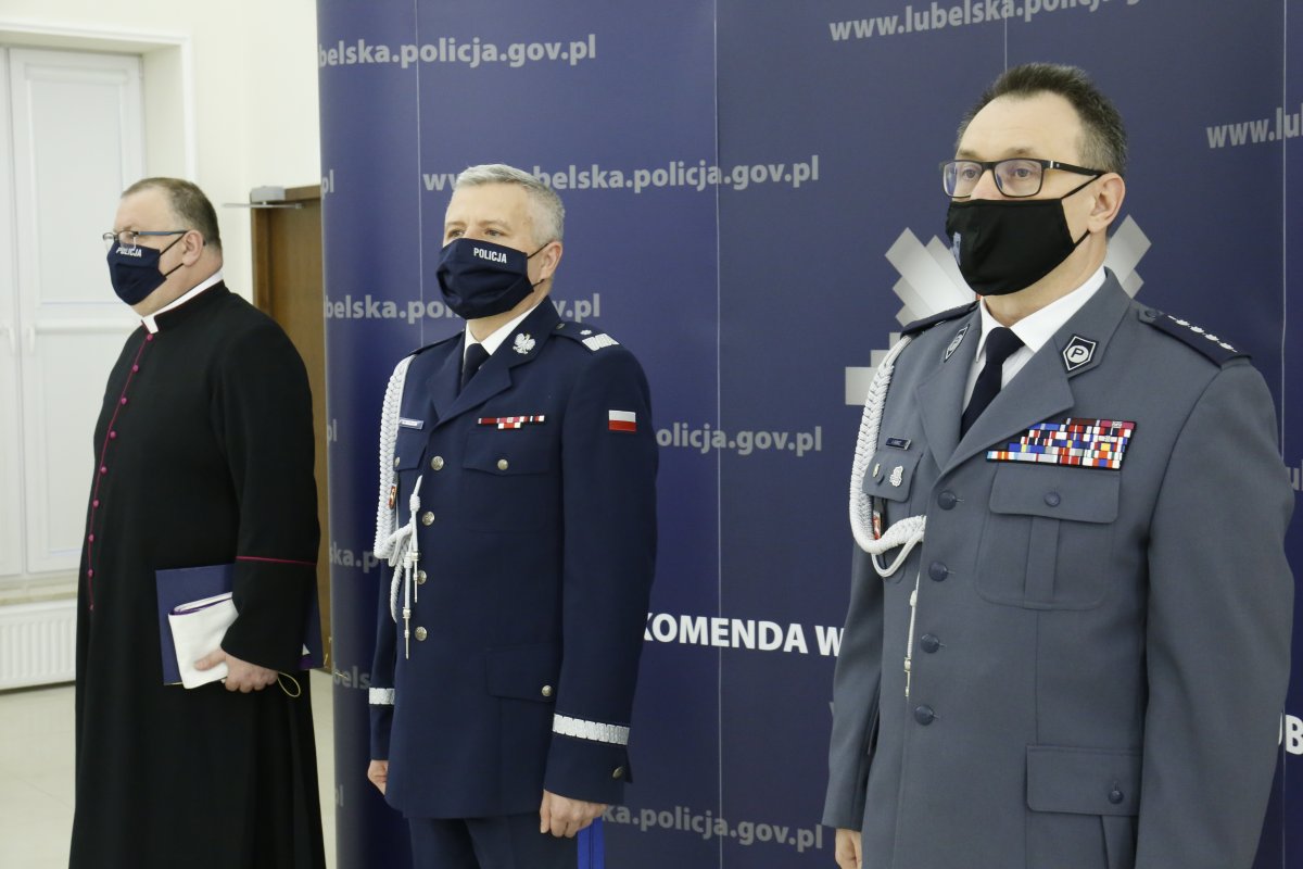 Zdjęcie przedstawia trzy osoby od lewej kapelan lubelskiej policji ksiądz Bogdan Zagórski następnie nadinsp. Artur Bielecki i aspirant sztabowy Artur Garbacz.