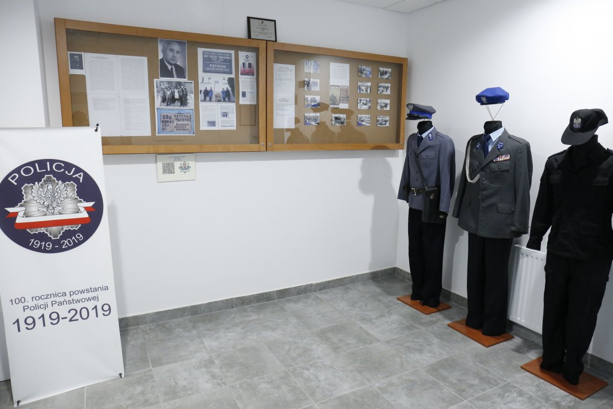 Zdjęcie przedstawia wejście do Izby Pamięci Sali Tradycji na której widać manekiny ubrane w mundury milicji obywatelskiej i policji. W drugim planie zdjęcia widzimy gablotę w której znajdują się zdjęcia i ulotki Patrona inspektora Tadeusza Tomanowskiego.
