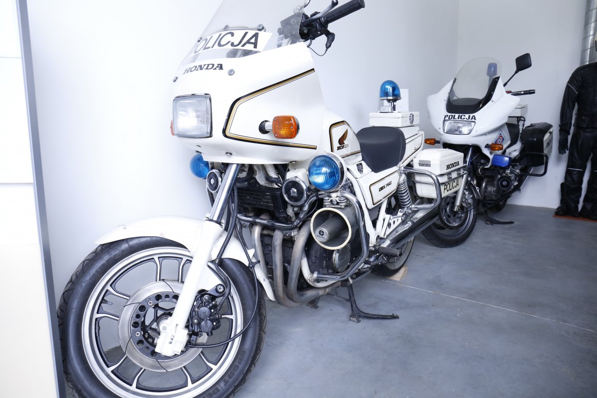 Na zdjęciu widzimy motocykle jakimi kiedyś jeździła Polska Policja. Pierwszy motocykl koloru białego z napisami policja marki Honda 750 DRUGI ZAŚ TO Yamaha 900 również biała z napisem Policja.