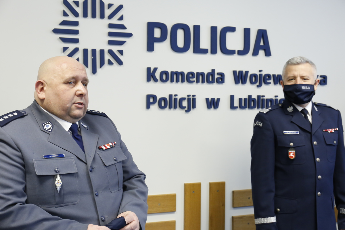 Nadkomisarz Olgierd Oleksiak przemawia do zgromadzonych funkcjonariuszy.