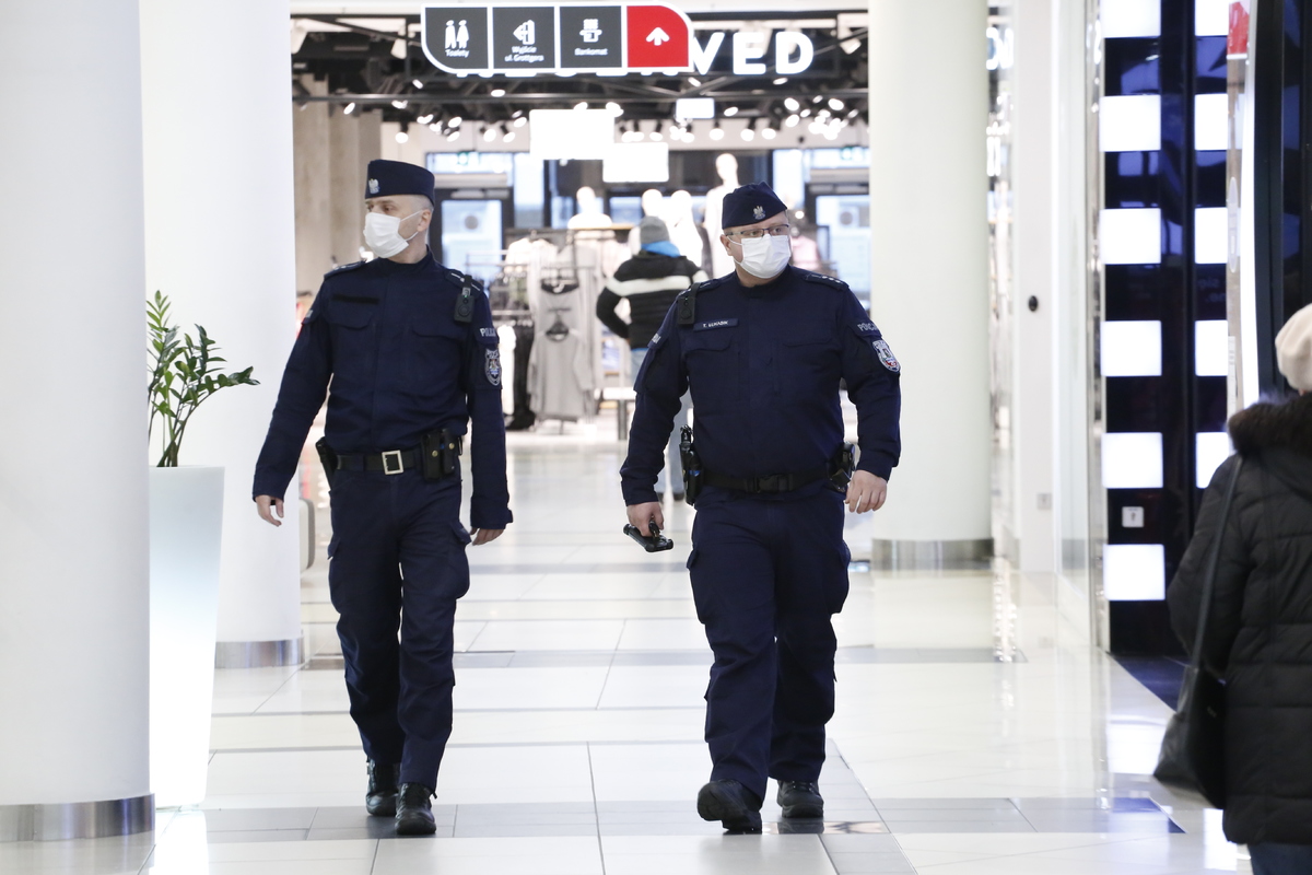 Policjanci na służnie w galerii handlowej.