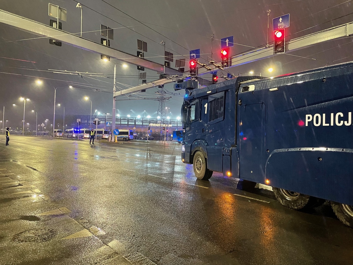 Policja zabezpiecza mecz na Arenie Lublin.