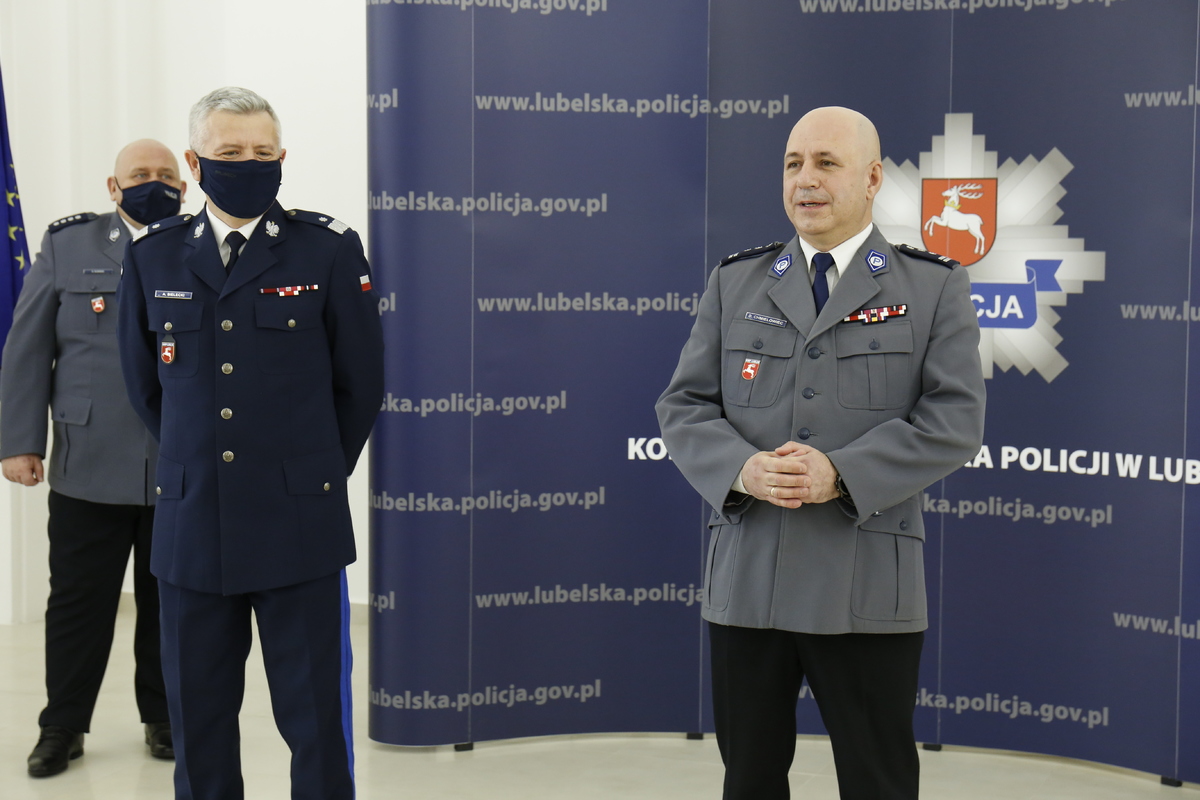 Inspektor Dariusz Chmielowiec przemawia do zgromadzonych gości. Obok komendanta stoi nadinspektor Artur Bielecki.