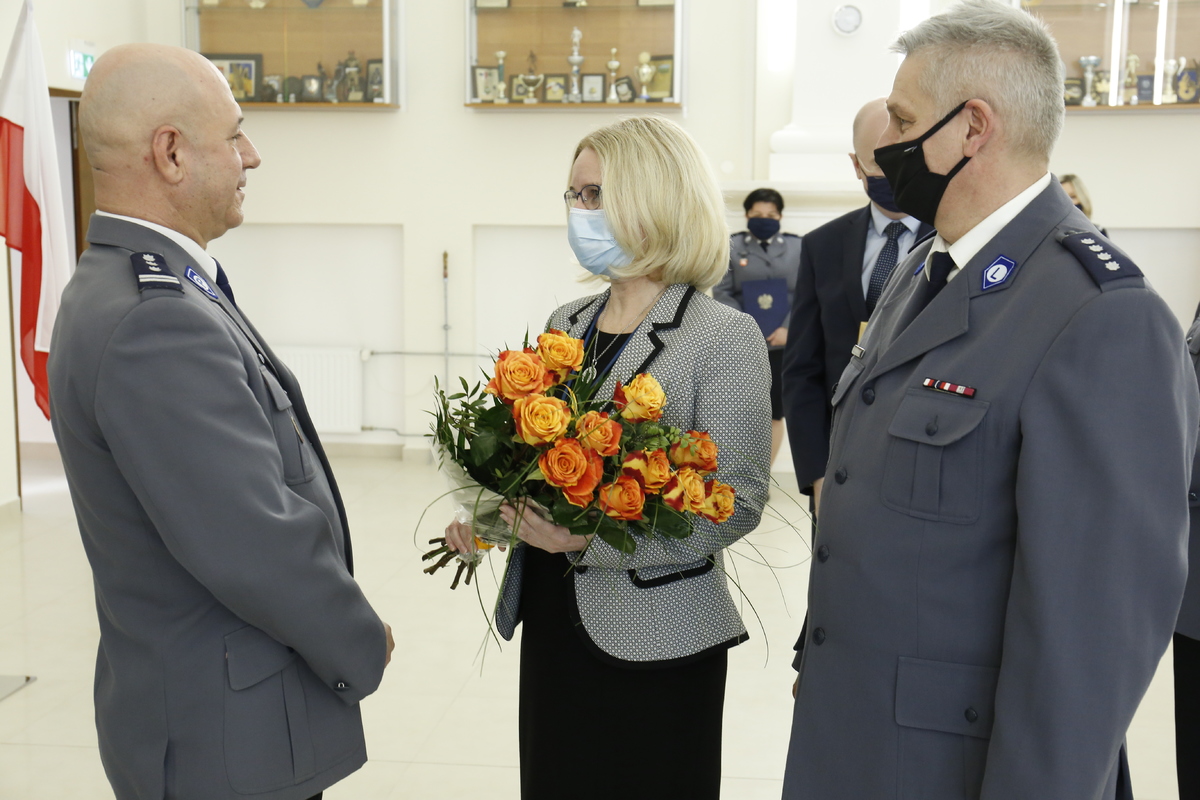 Inspektor Dariusz Chmielowiec otrzymuje kwiaty od Pani Naczelnik Inwesrtycji i Remontów.