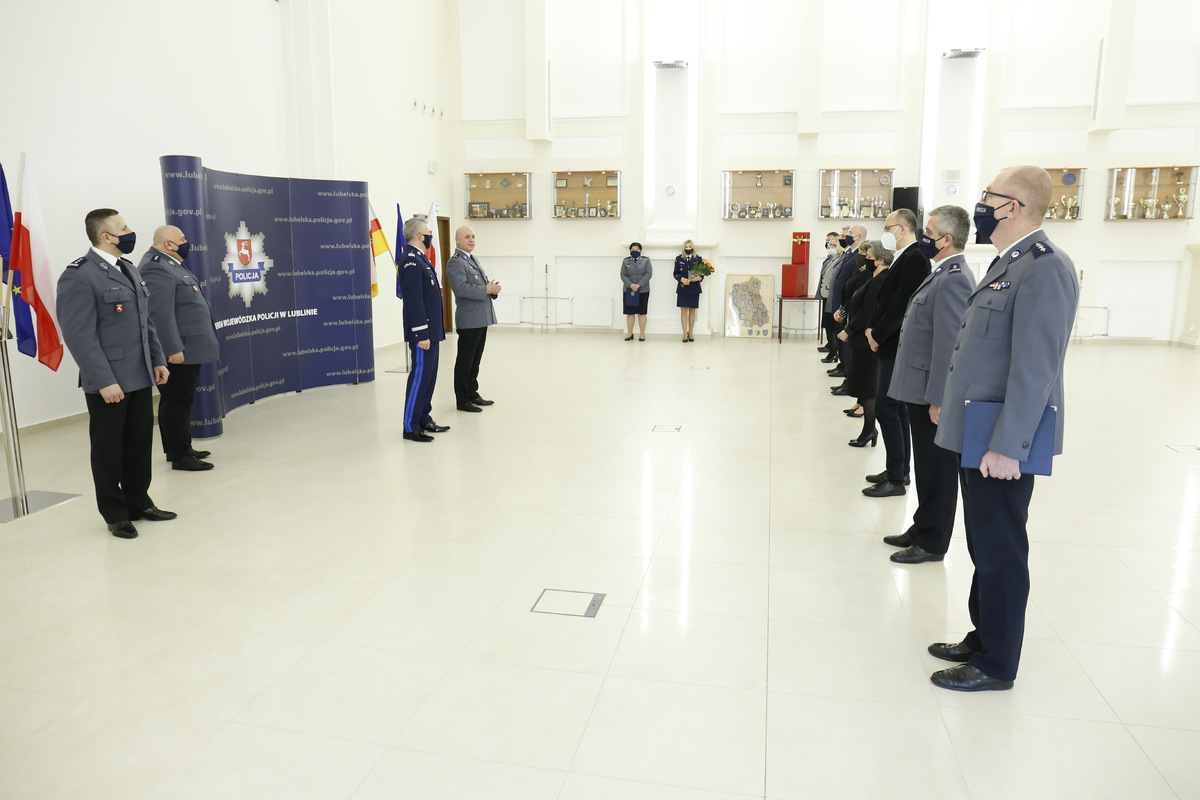 Sala konferencyjna Komendy Wojewódzkiej Policji w Lublinie w której zgromadzona jest kadra kierownicza.