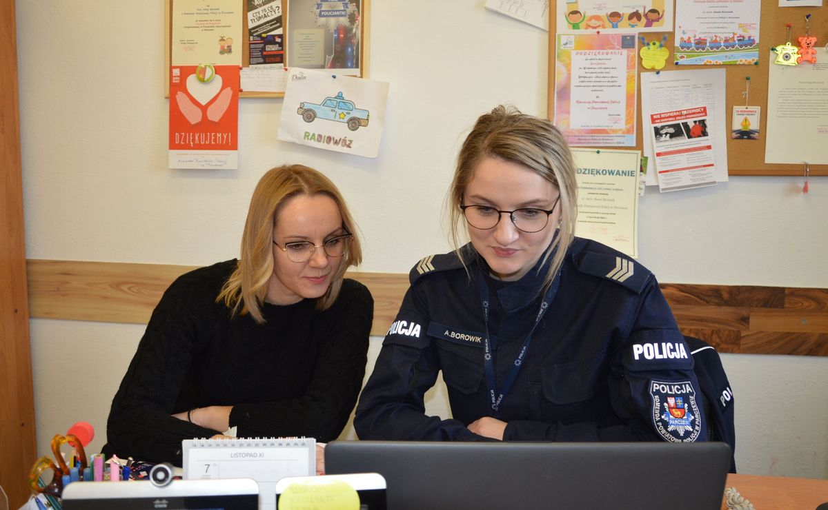 policjantki przy biurku