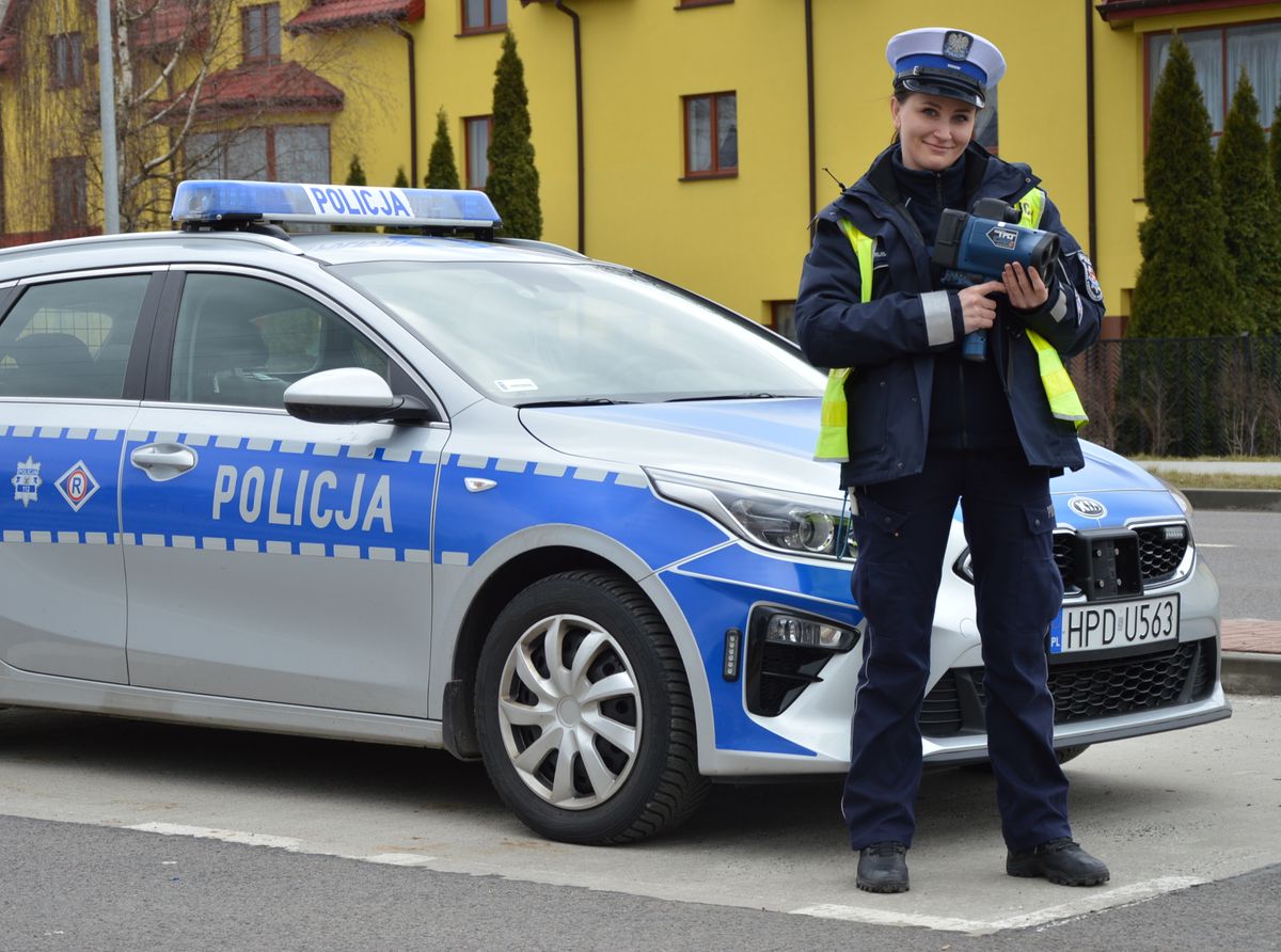 policjantka przy radiowozie