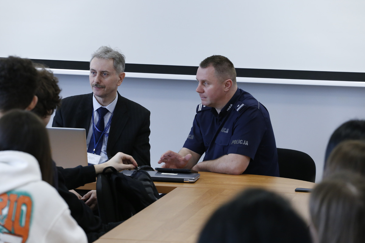 podinsp. Arkadiusz Romaniuk komendant VI komisariatu oraz Zbyszek Skrzypek opiekun Izby Pamięci.