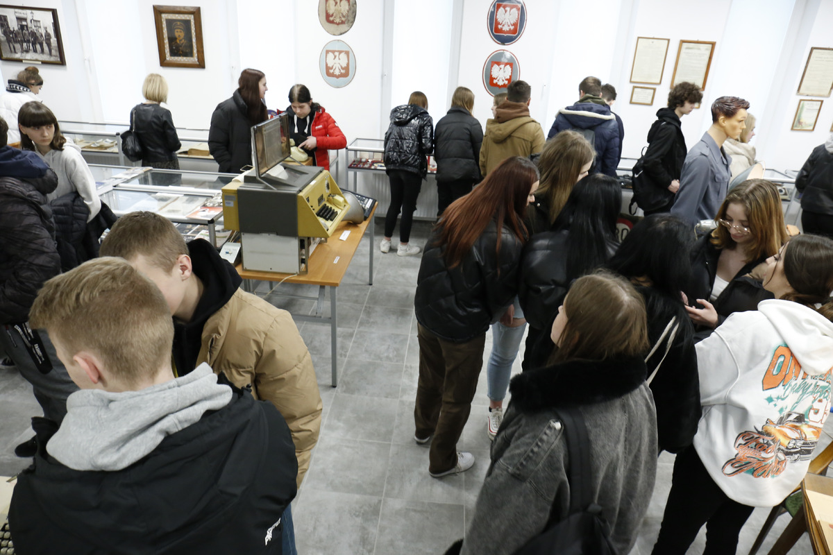 Uczniowie zwiedzają Ibę Pamieci Komendy Wojewódzkiej Policji w Lublinie.