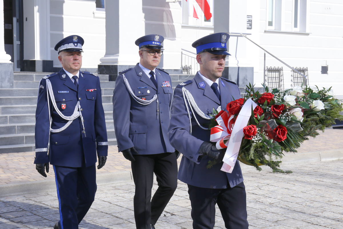 Uroczyste składanie wieńca po pomnikiem pomordowanych funkcjonariuszy w Miednoju i innych miejscach w czasie Drugiej Wojny Światowej na placu Komendy Wojewódzkiej Policji w Lublinie.