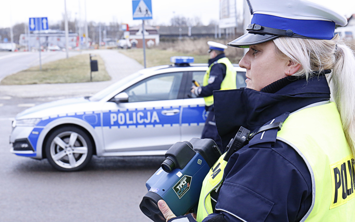 W piewrszym planie zdjęcia widzimy policjantkę z miernikiem prędkości w drugim planie zdjęcie polizjant i radiowóz oznakowany.