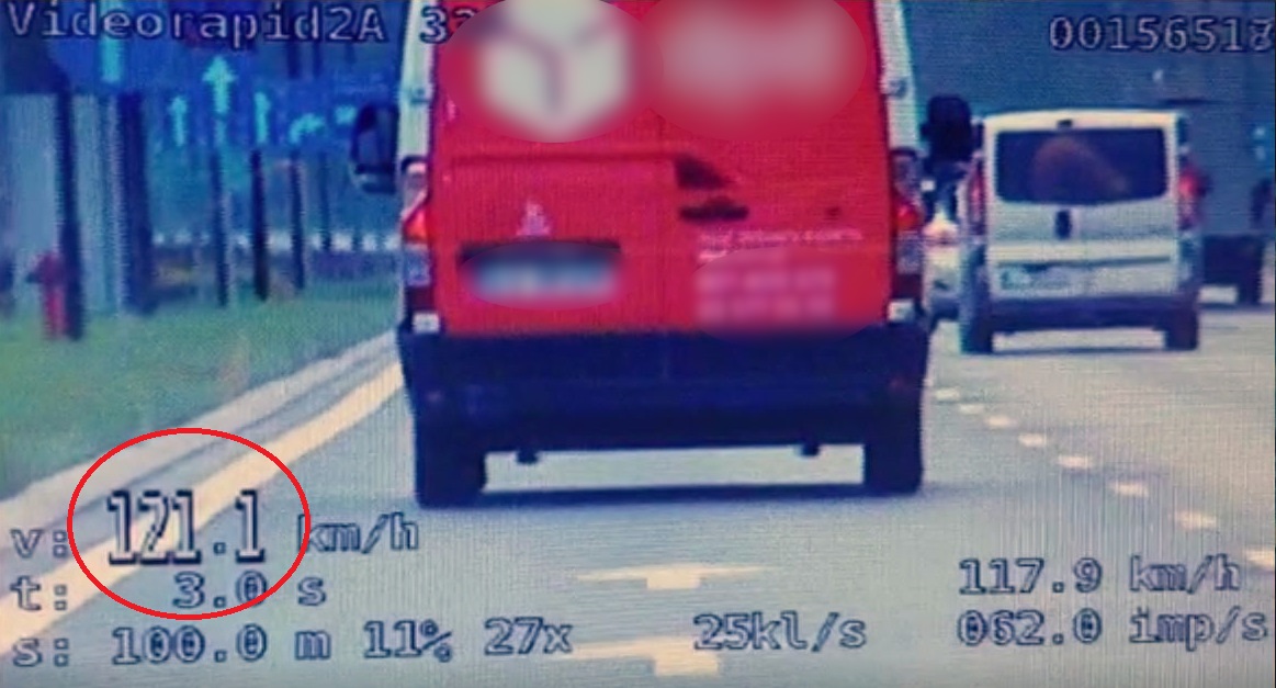 Stop klatka z videorejestratora policyjnego na którym widać jak pojazd przekracza prędkość jadąc z prędkością 121 kilometrów na godzinę.