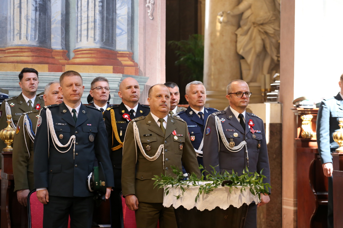 przedstawiciele służb mundurowych podzcas mszy świętej