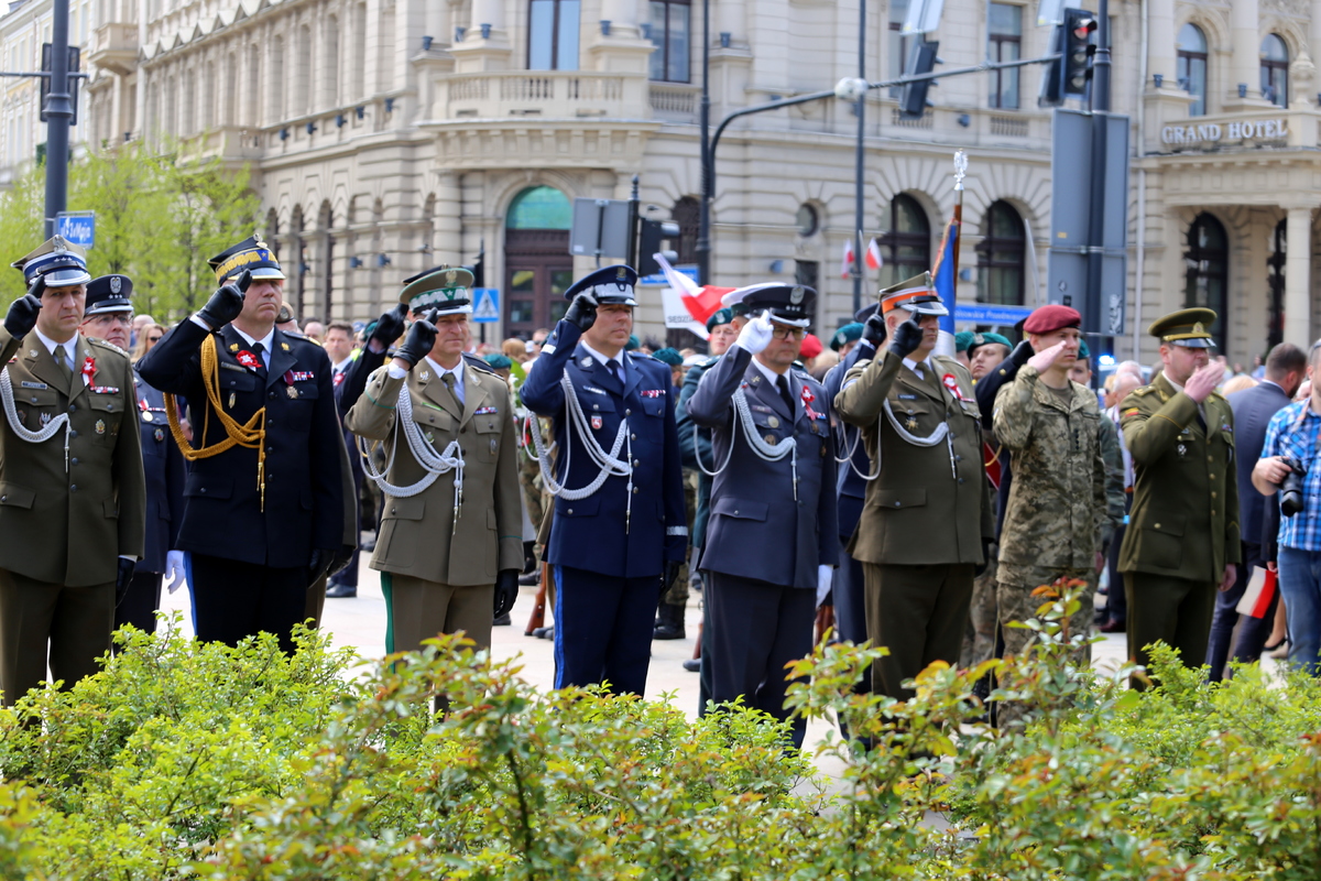 przedstawiciele służb mundurowych przed pomnikiem oddają honor