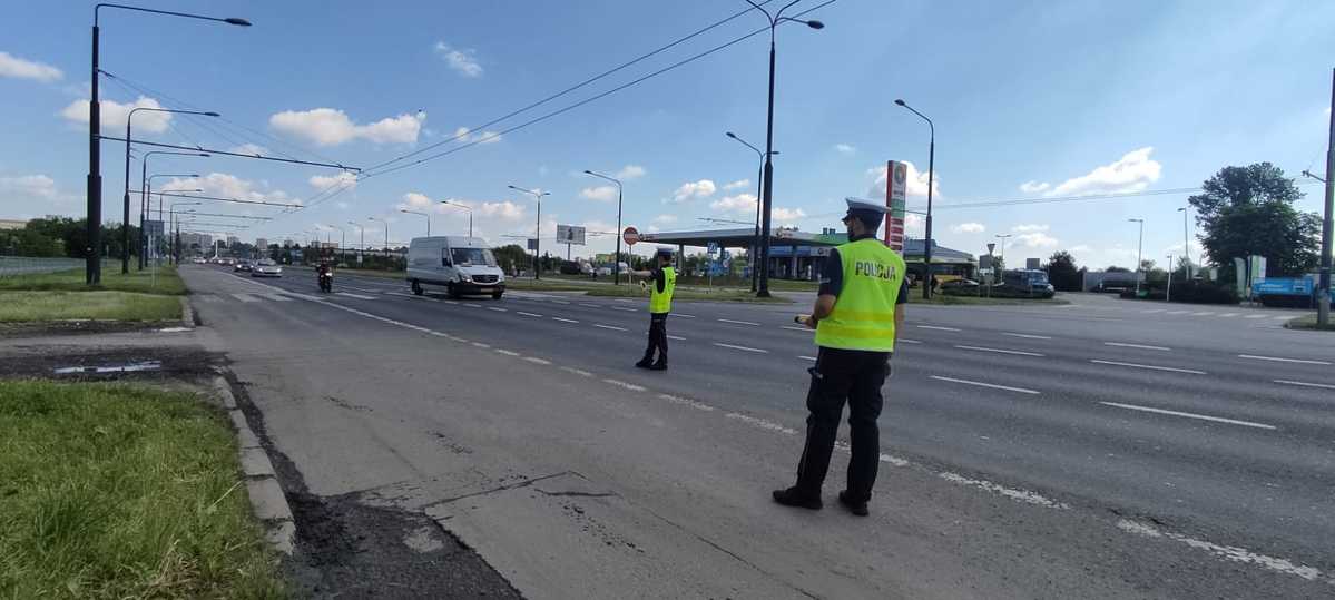 Policjanci kontolują pojazy na ulicy Unii Lubelskiej w Lublinie.