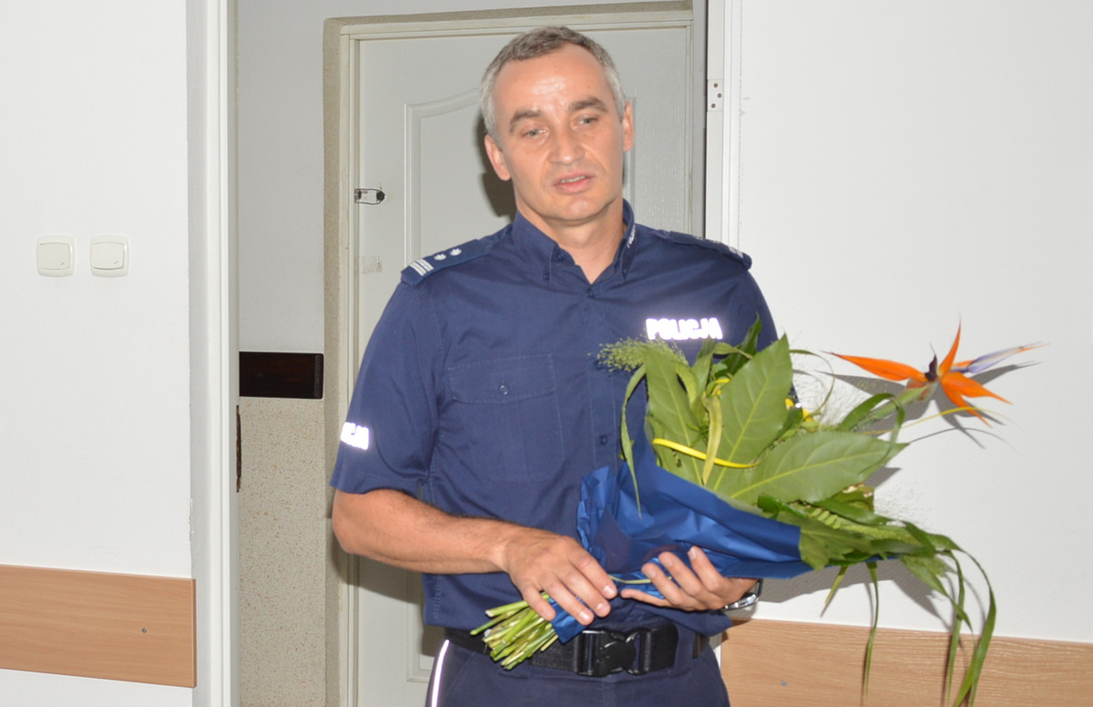 Młodszy Inspektor Dariusz Godlewski z kwiatami od podległych pracowników.