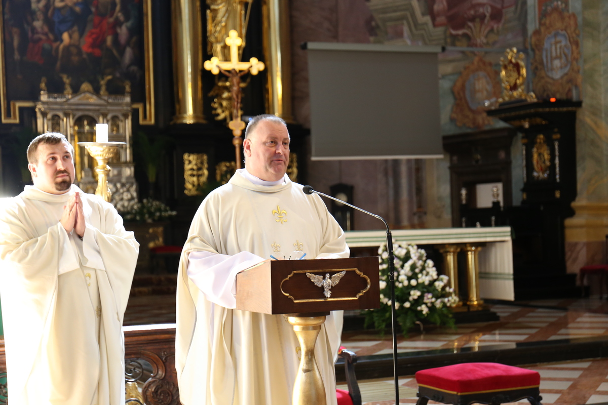 ksiądz odprawia mszę św.