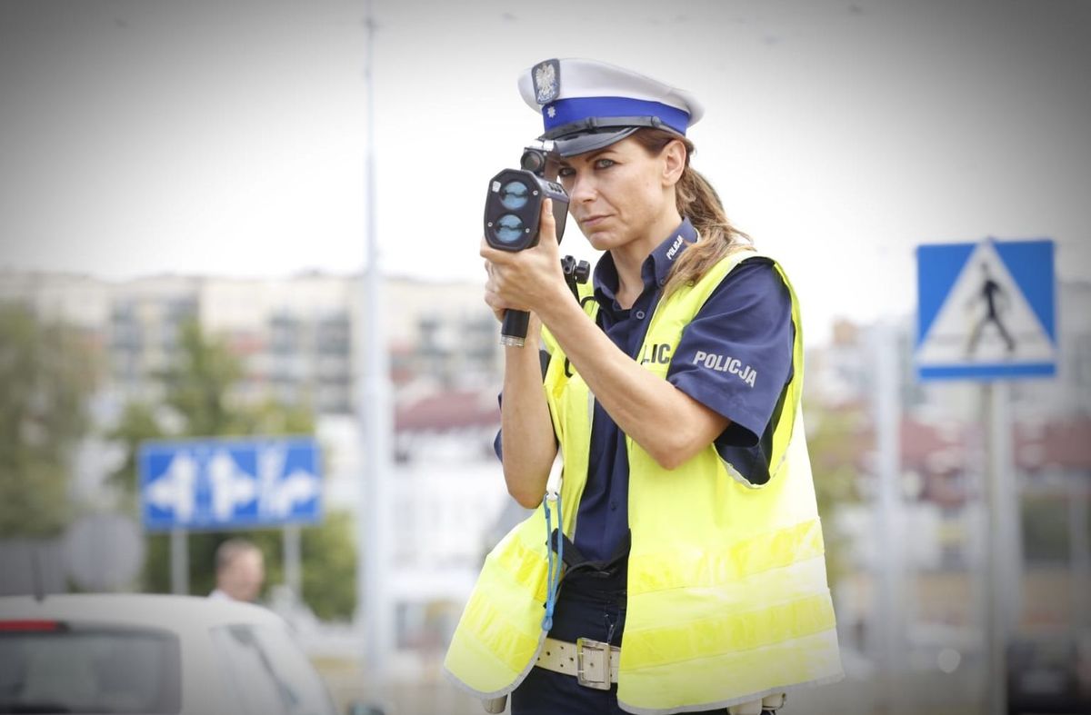 policjantka mierzy prędkośc