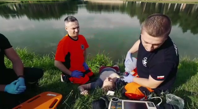 Ratownicy reanimują mężczyznę, który wpadł do wody.