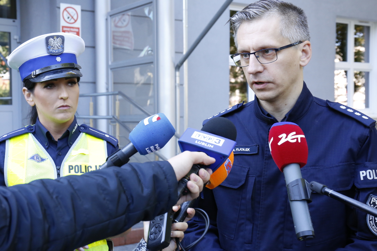 Nadkomiasarz Andrzej Fijołek udziela wywiadu na spotkaniu z dziennikarzami w sprawie podsumowania wakacji.