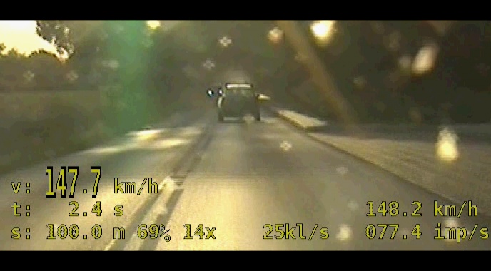 Stop klatka z nagrania policyjnego wideorejestratora na którym widać audi które jedzie z prędkością 147 kilometrów na godzinę w terenie zabudowanym.