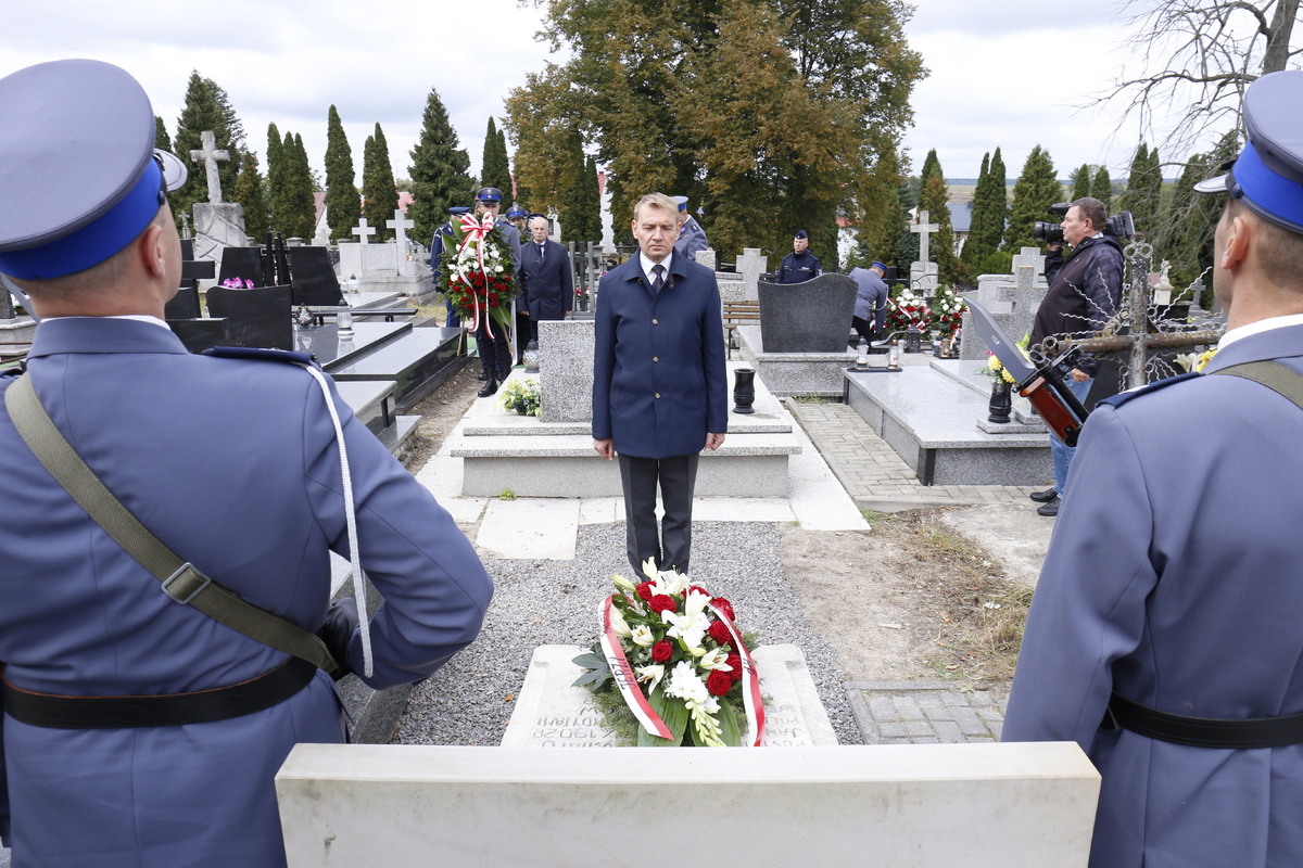 Poseł na Sejm RP Pan Jerzy Bielecki składa wieniec na grobie posterunkowego Edwarda Jezierskiego.
