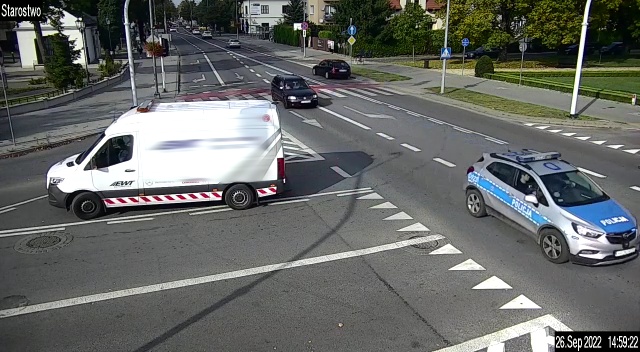 Na zdjęciu widać radiowóz oznakowany który pilotuje auto z rannym dzieckiem do szpitala.