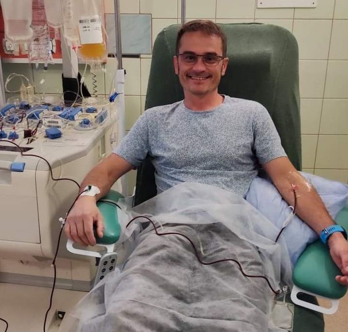 Tomasz Bosek w trakcie zabiegu oddawania szpiku i komórek macierzystych