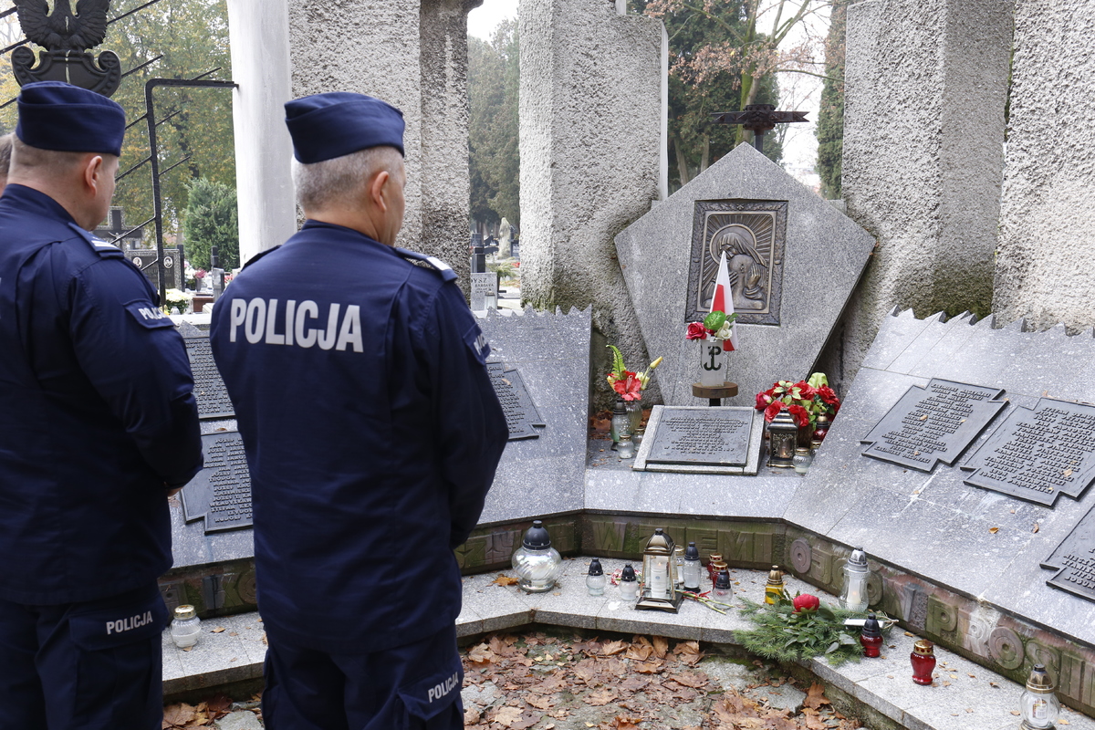 Na cmentarzu komunalno-wojskowym pod symboliczną Mogiłą Katyńską oddano hołd poległym podczas wojny funkcjonaruszom.