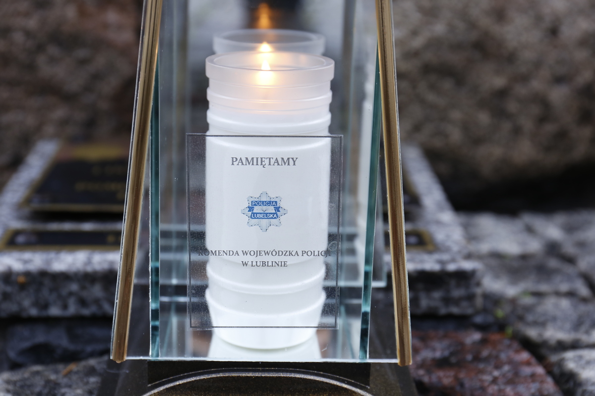 Palący się znicz z napisem Pamiętamy Komenda Wojewódzka Policji w Lublinie