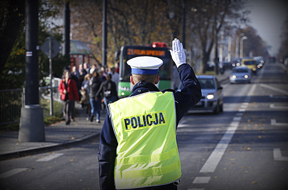 Policjant reguluje ruchem na jednej z ulic w Lublinie.