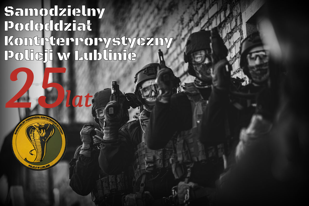 Zdjęcie funkcjonariuszy z Samodzielnego Pododdziału Kontrterrorystycznego Policji w Lublinie z napisem 25 lat.