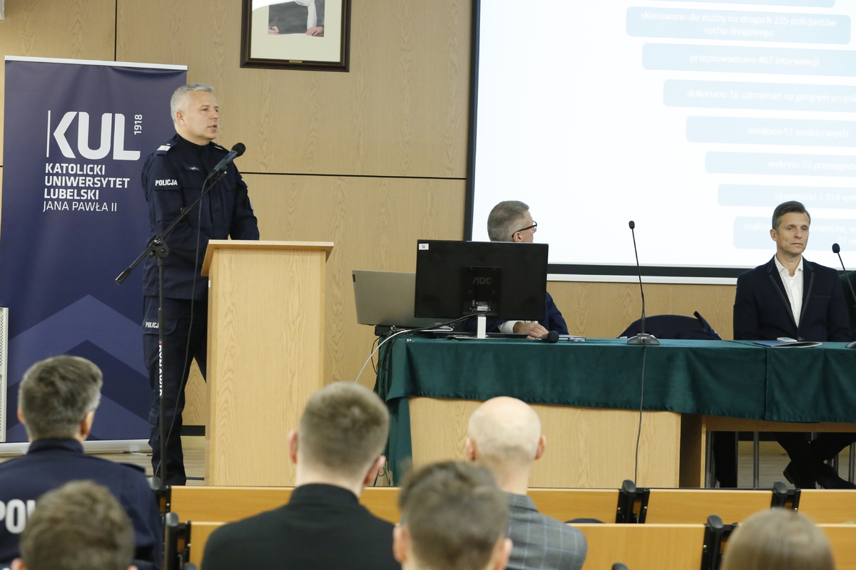 komendant bielecki podczas przemowy 