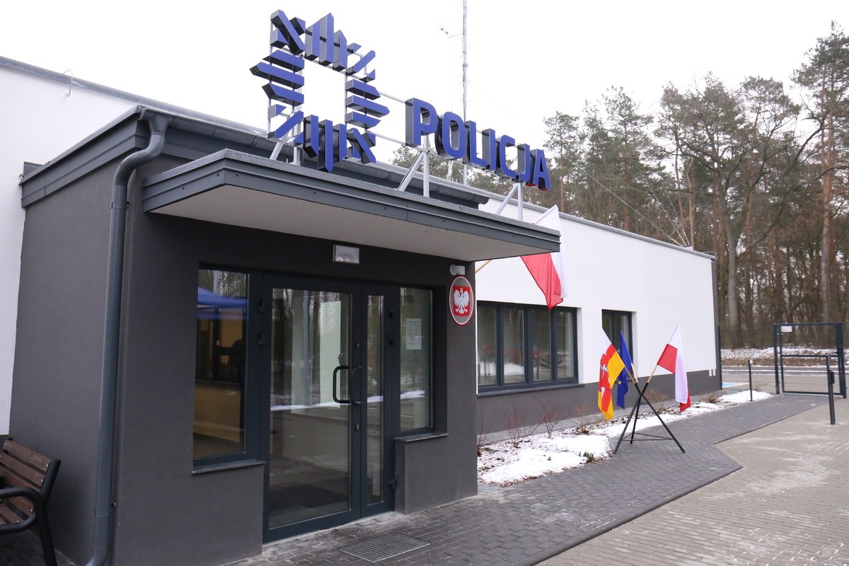 Posterunek Policji w Siedliszczu z napisem policja umieszczonym nad wejściem.