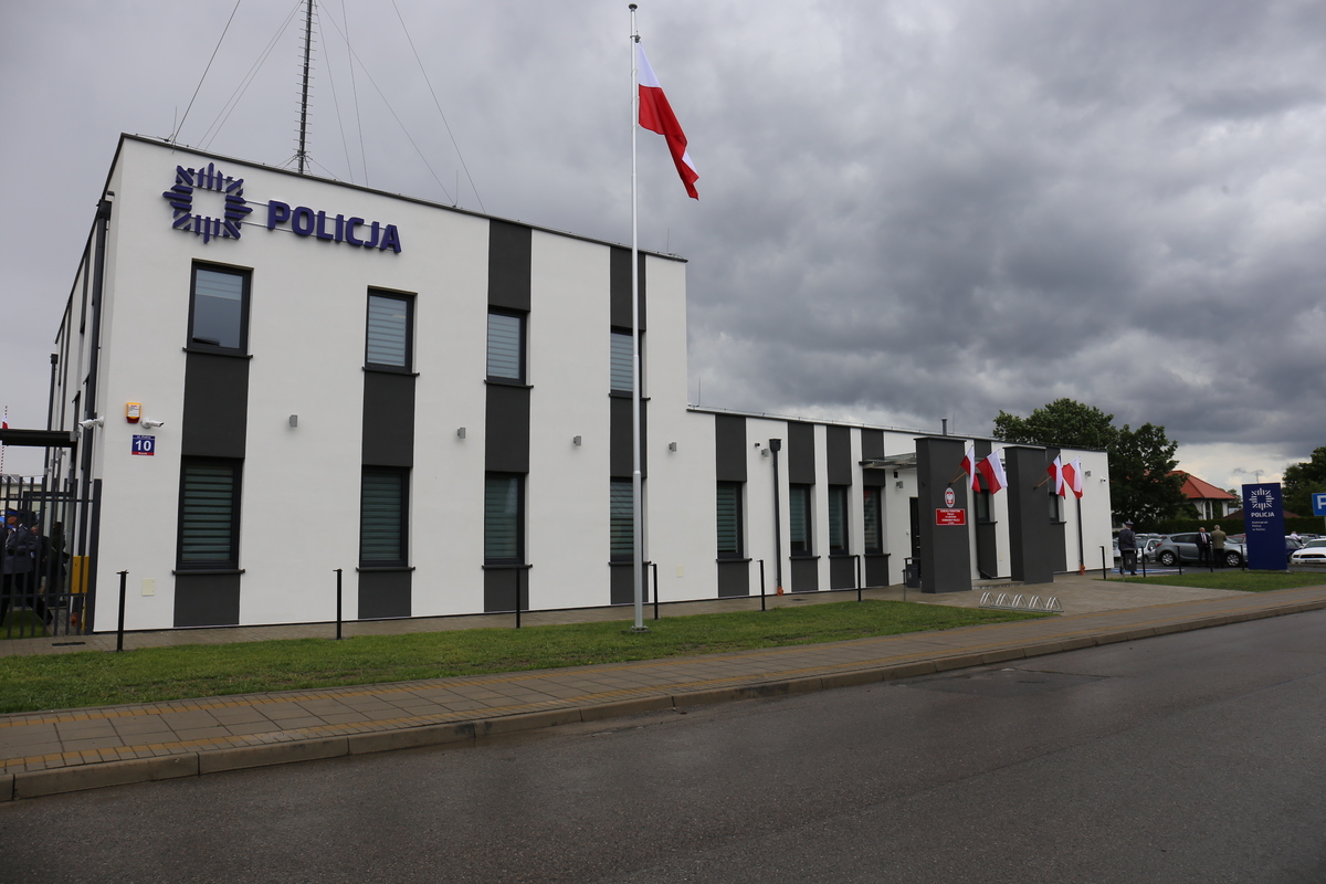 Komisariat Policji w Kocku. Na elewacji umieszczone logo policji oraz napis policja.