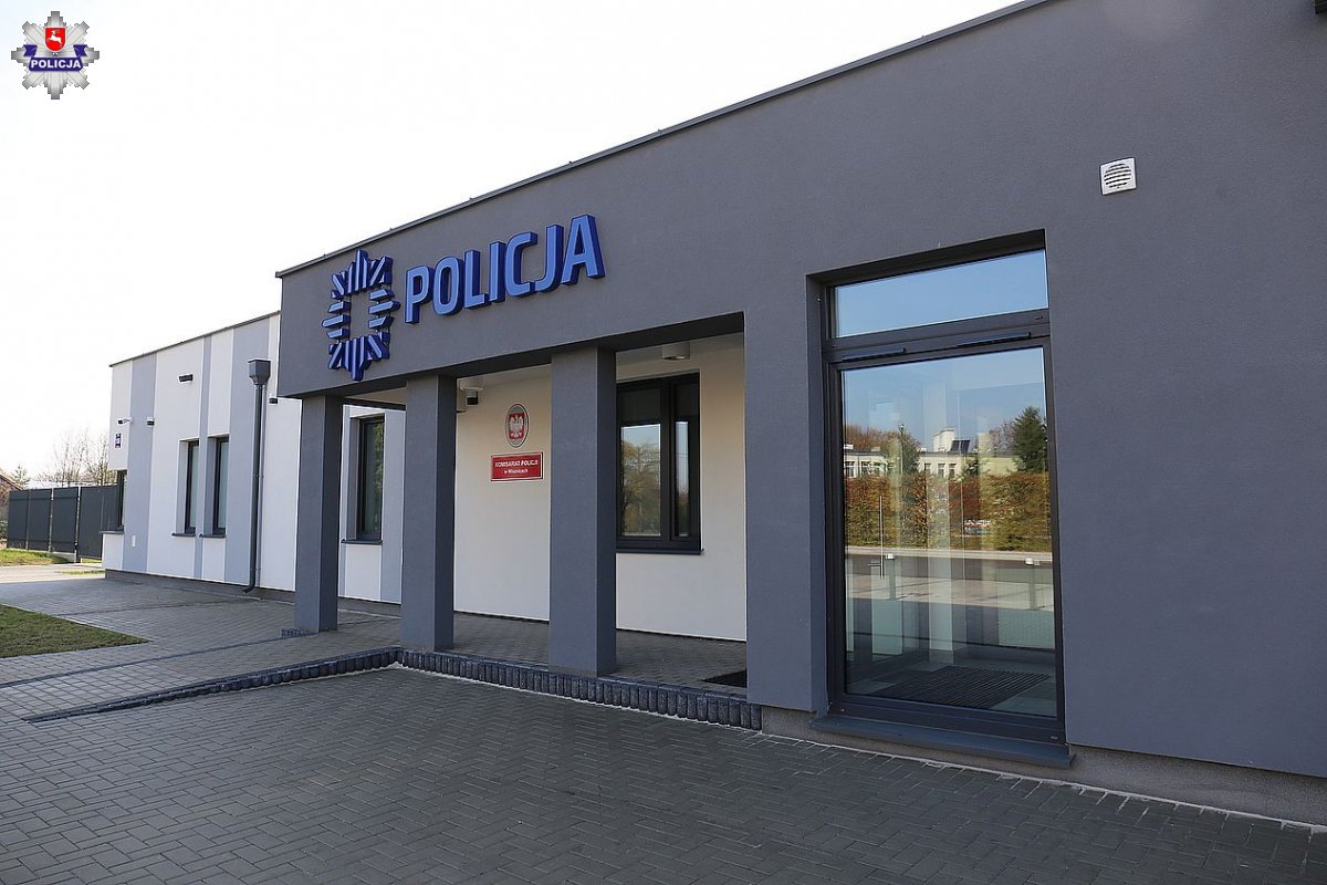 Na zdjęciu widzimy front budynku Komisariatu Policji w Wisznicach. Nad wejściem logo policji oraz napis policja.