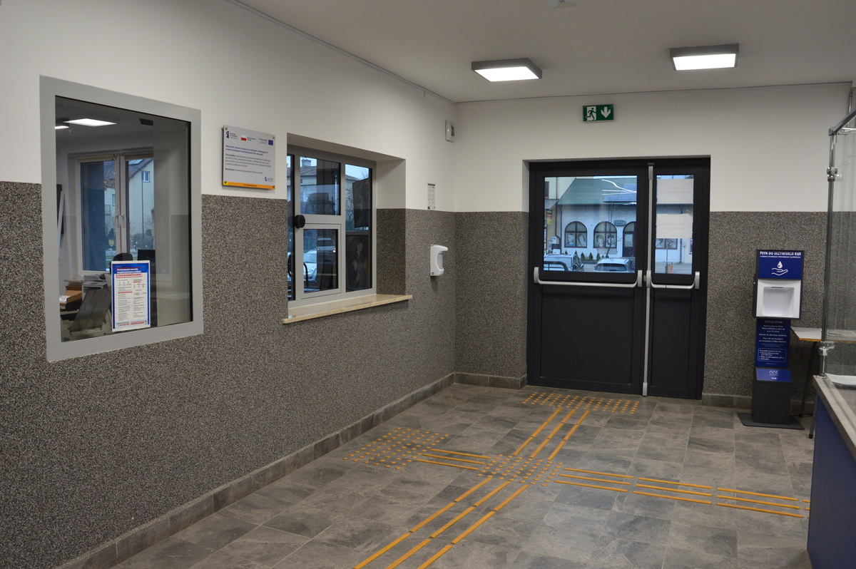 Wnętrze budynku oraz dyżurka w Komendzie Powiatowej Policji w Biłgoraju.
