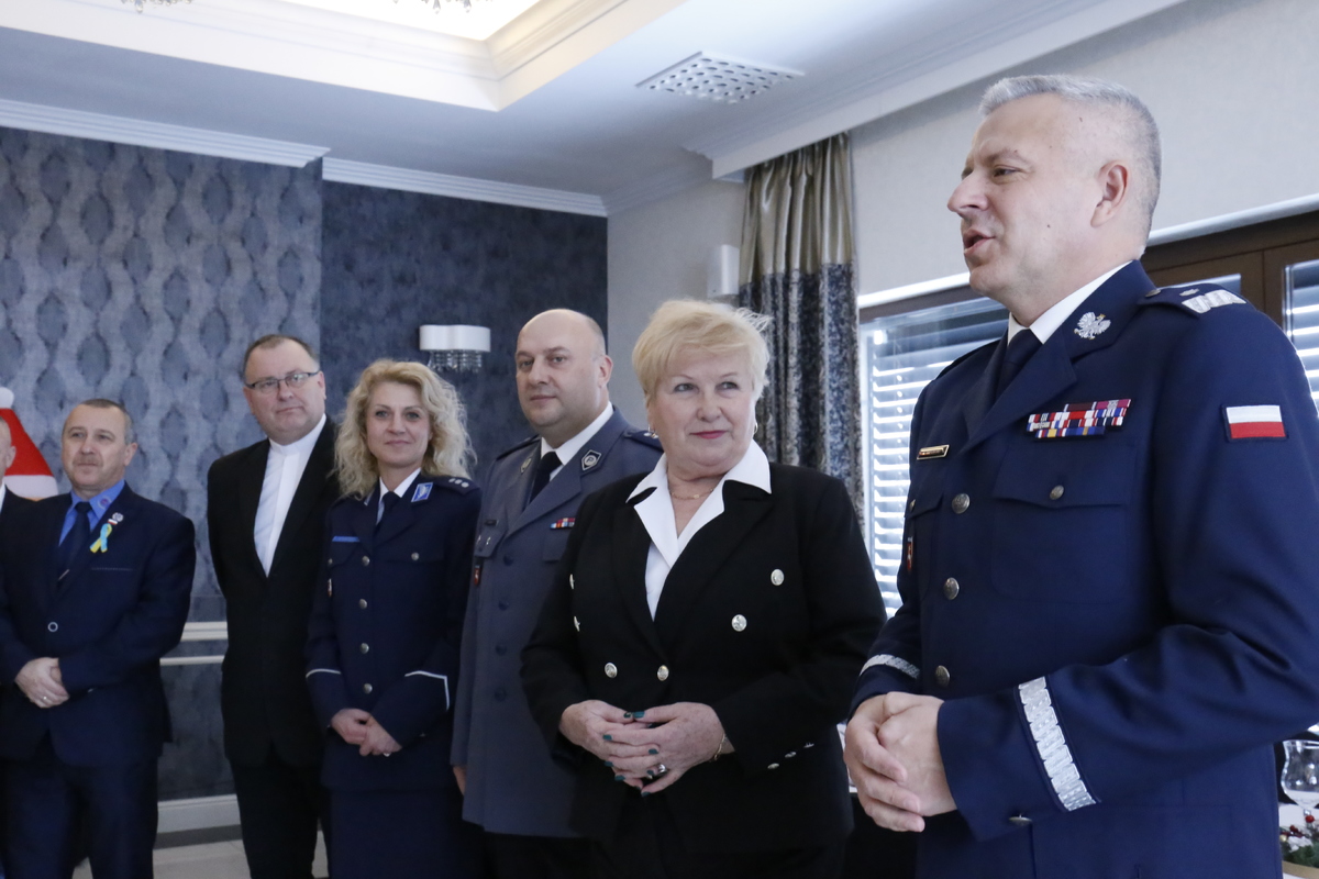 Nadinsp. Artur Bielecki Komendant Wojewódzki Policji w Lublinie składa życzenia podopiecznym Fundacji Pomocy Wdowom i Sierotom po Poległych Policjantach.