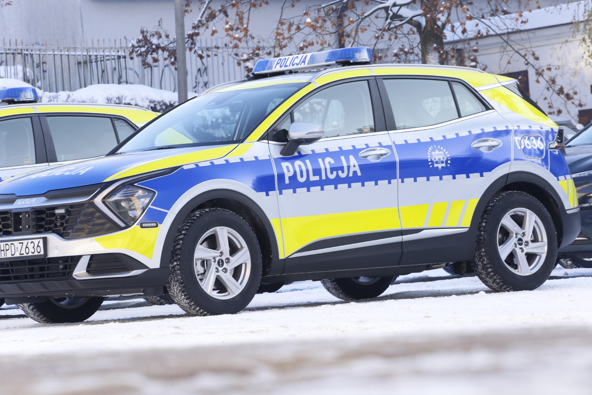 Na zdjęciu widzimy nowy radiowóz oznakowany z napisami policja marki Kia Sportage.