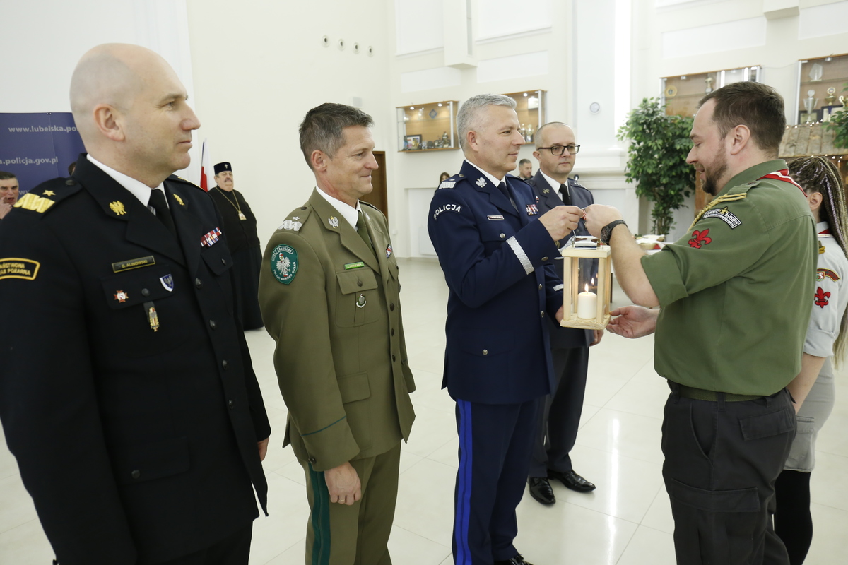 Podczas uroczystości harcerze z Lubelskiej Chorągwi Związku Harcerstwa Polskiego przekazali na ręce Komendanta Wojewódzkiego Policji w Lublinie Betlejemskie Światełko Pokoju, które jest symbolem ognia zapalonego w Grocie Narodzenia Chrystusa Betlejem.