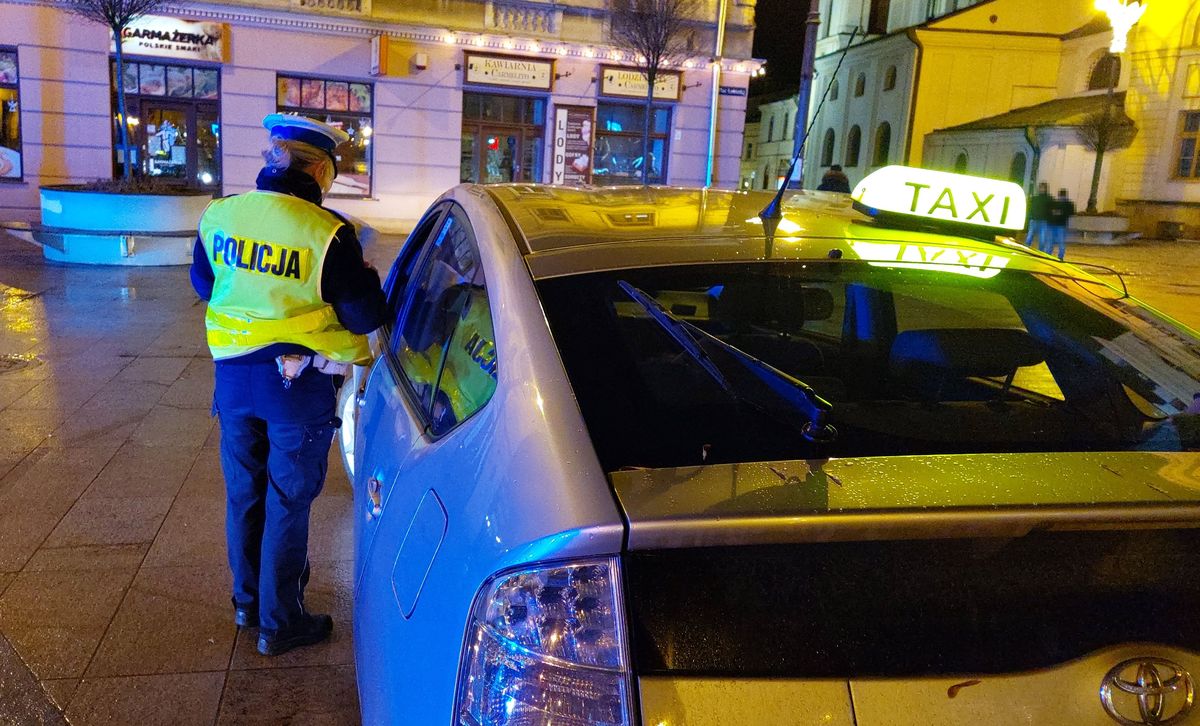 policjantka kontroluje pojazd taxi 