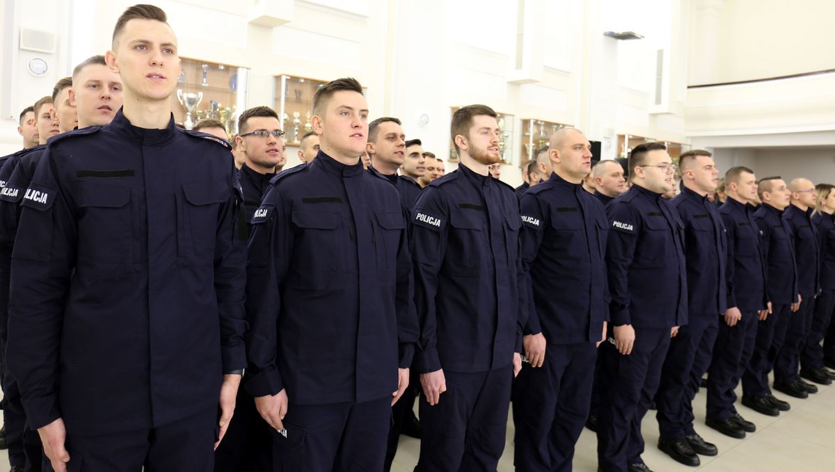 Ślubujący policjanci.