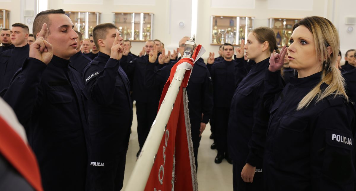 Młodzi funkcjonariusze ślubują na Sztandar Komendy Wojewódzkiej Policji w Lublinie.