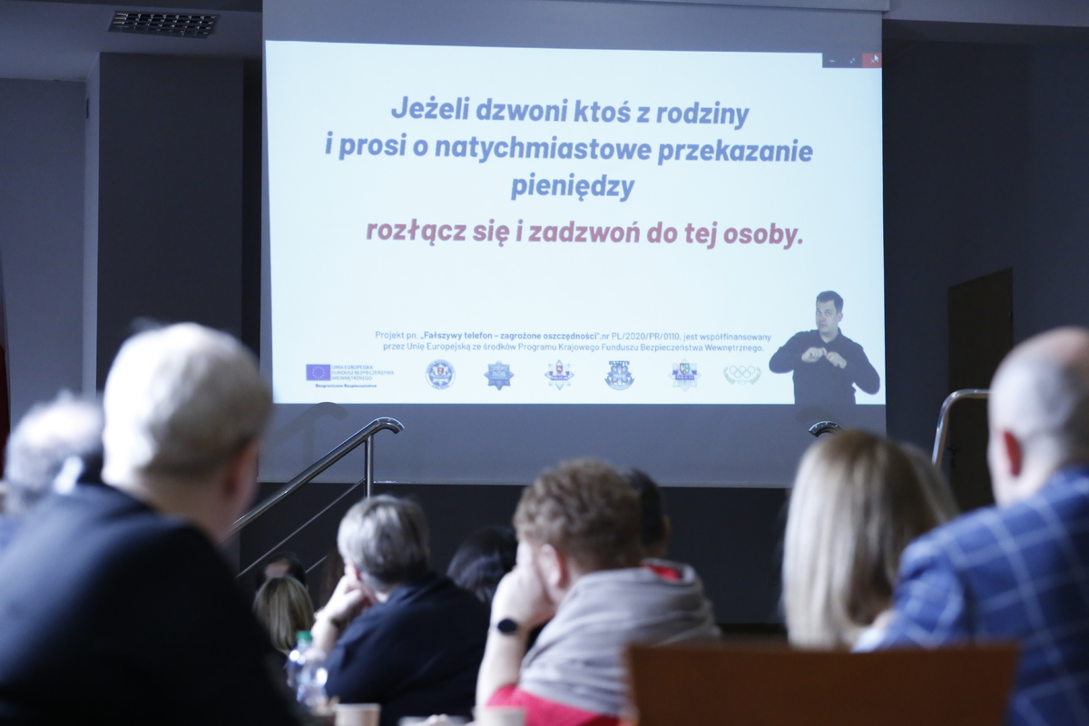 Pracownicy poczy oglądają film o formach jak nie dac sie oszukać.