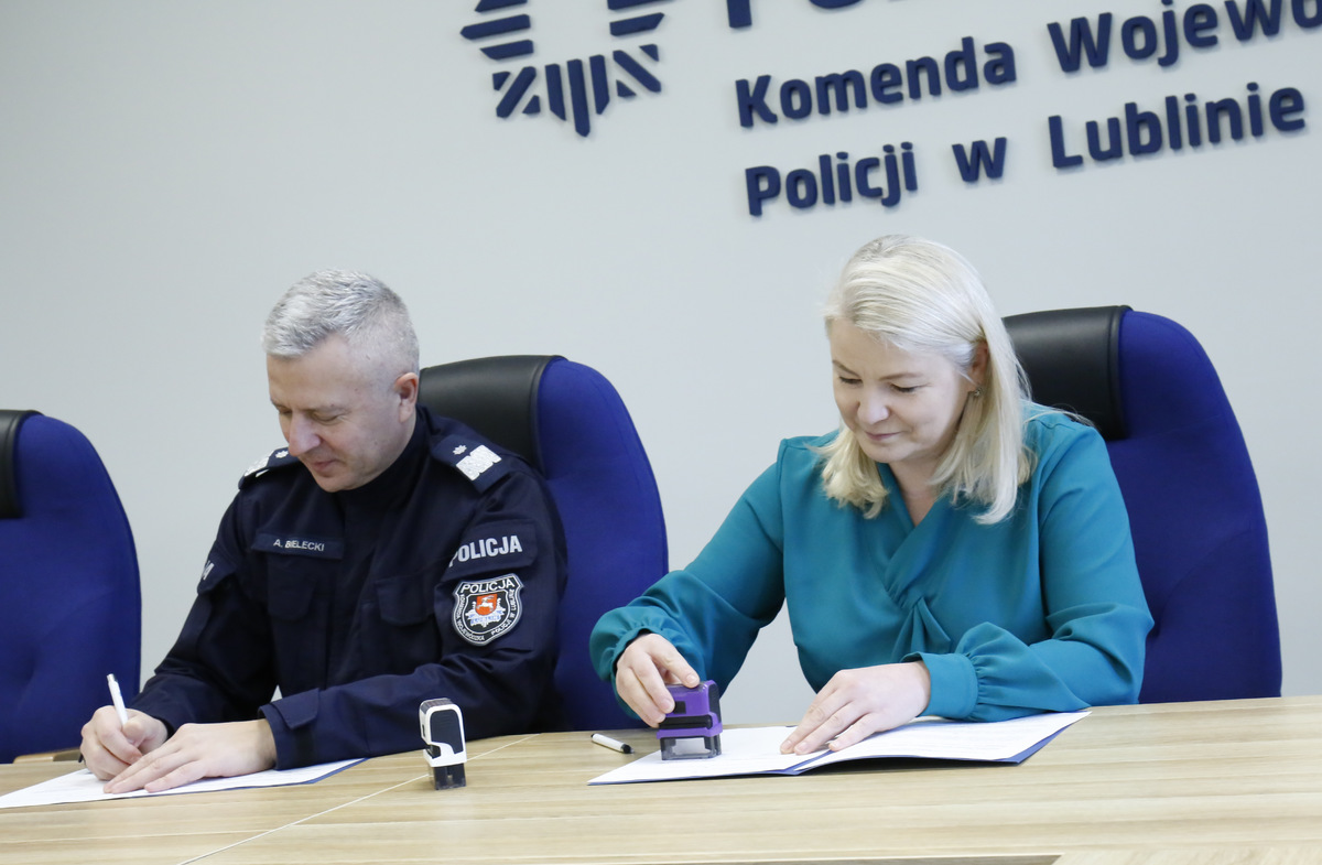 Komendant Wojewódzki Policji w Lublinie podpisuje porozumienie z dr. inż. Agnieszką Jarosińską Lubelskim Wojewódzkim Inspektorem Jakości Handlowej Artykułów Rolno- Spożywczych w sprawie zasad współpracy dotyczącej zwalczania nielegalnych praktyk rynkowych.    