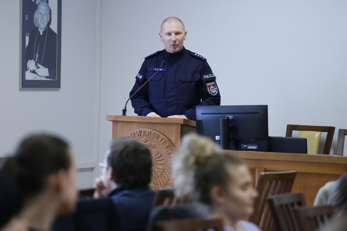 Nadkomisarz Marek Zając opowiada o zawodzie policjanta studentom.